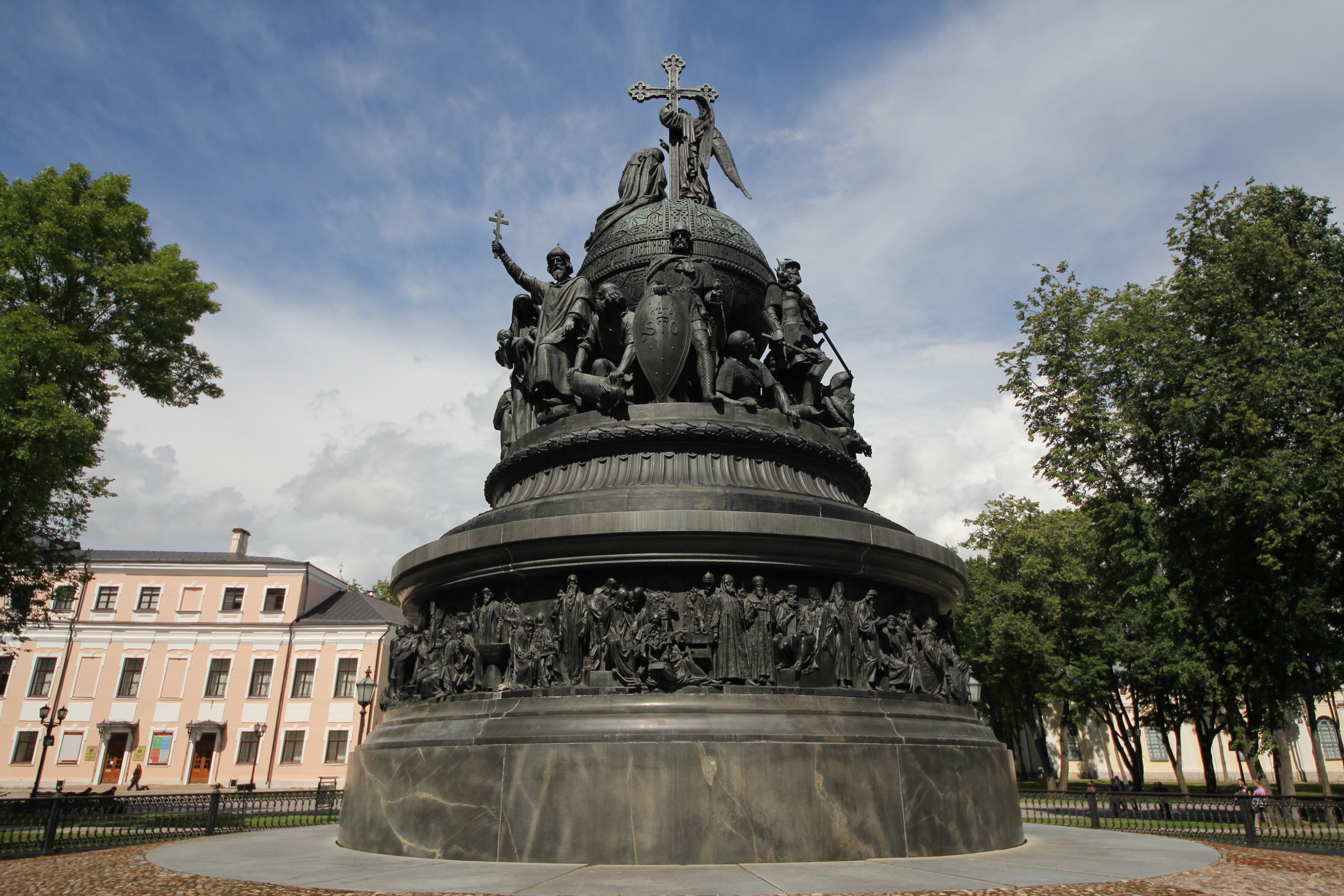 Памятник тысячелетие России Великий Новгород Нижний ярус